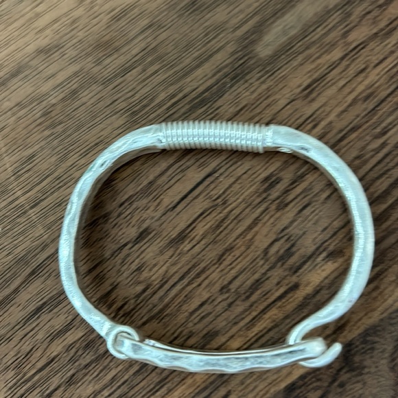 Hammered silver adjustable bracelet-EUC - Picture 3 of 4